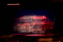 Испанские мужчины играют на ударных и акустической гитаре во время выступления фламенко на темной сцене — стоковое фото
