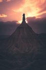 Vista della cima di pietra nel deserto contro il cielo della sera — Foto stock