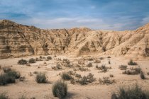 Paisagem de colinas do deserto no fundo do céu azul — Fotografia de Stock