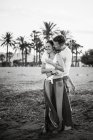 Bianco e nero di adulto amorevole uomo e donna abbracciare e baciare sulla spiaggia — Foto stock