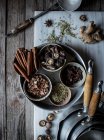 Vue de dessus des épices sèches mélangées et des champignons composés sur panneau de marbre pour la cuisson de la soupe Pho — Photo de stock