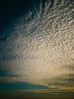Fundo iluminado de belo céu calmo com nuvens de cirro ao pôr do sol — Fotografia de Stock