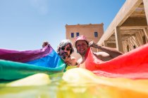 Щаслива гей пара в басейні — стокове фото