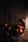 Hühnereier mit Schale und Sacktuch auf Holztisch — Stockfoto
