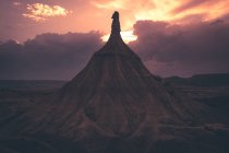 Vista della cima di pietra nel deserto contro il cielo della sera — Foto stock