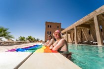 Щаслива гей пара в басейні — стокове фото