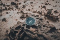 Компас на сухій тріщинній пустелі — стокове фото