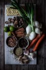 De cima de bordo com legumes frescos e especiarias com macarrão seco para cozinhar sopa tradicional Pho — Fotografia de Stock