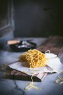 Von oben appetitlich trockene Pasta auf Tischdecke auf dem Tisch — Stockfoto