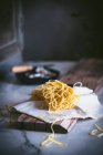 De acima mencionado massas secas apetitosas na toalha de mesa na mesa — Fotografia de Stock