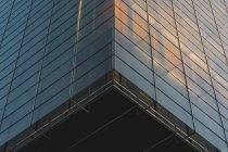 Am Abend unter Glaswänden des Wolkenkratzers — Stockfoto