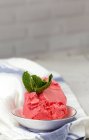 Crème glacée aux fraises appétissante dans un bol blanc — Photo de stock