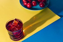 Bevanda rossa vicino a frutta fresca — Foto stock