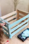 Primo piano di donna dolore scatola di legno in colore blu con rullo — Foto stock