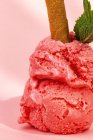 Клубничное мороженое с палочкой, крупным планом — стоковое фото