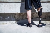 Jeune homme méconnaissable amputé avec sa prothèse de jambe sur une rampe d'accès — Photo de stock