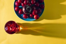 Rotes Getränk in der Nähe von frischem Obst — Stockfoto