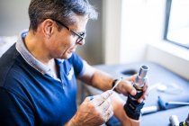 Інженер-протезувальник розглядає протез пацієнта та вдосконалює матеріал у своїй майстерні — стокове фото