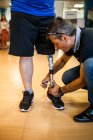 Ingénieur prothésiste examinant la prothèse d'un patient et améliorant le matériel dans son atelier — Photo de stock