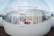 Пристрасна пара лежить на ліжку в бульбашковому готелі — стокове фото