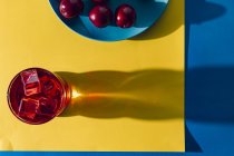 Червоний напій біля свіжих фруктів — стокове фото