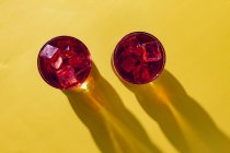 Vue du dessus des verres avec boisson rouge froid — Photo de stock