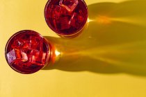 Vue du dessus des verres avec boisson rouge froid — Photo de stock