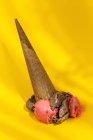 Cone de sorvete caiu sobre fundo amarelo — Fotografia de Stock