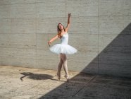 Ballerina im weißen Ballett-Tutu bei sonnigem Tag — Stockfoto