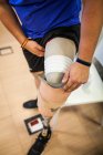 Ампутований молодий чоловік тестує новий протез ніг — стокове фото