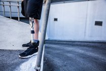 Jovem irreconhecível amputado com prótese na perna numa rampa de acesso — Fotografia de Stock