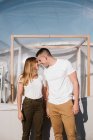 Vista lateral de homem apaixonado e mulher jovem, enquanto em pé na frente de glamping transparente romântico — Fotografia de Stock