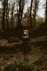 Anonymes Weibchen mit Papierfuchsmaske spaziert bei trübem Wetter durch den geheimnisvollen Herbstwald. Konzept zum Schutz wildlebender Lebensräume — Stockfoto