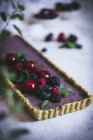 Вкусный прямоугольный торт украшенный летними ягодами на белом столе — стоковое фото