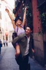 Молода весела пара в повсякденному одязі розважається під час побачень на відкритому повітрі — стокове фото