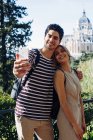 Junger schöner Mann macht Selfie mit Freundin beim Spazierengehen im schönen Garten — Stockfoto