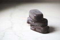 Helado de chocolate paletas apiladas en la superficie de mármol - foto de stock