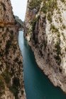 Malerischer Blick von oben auf einen kleinen Fluss in einer sandigen Schlucht — Stockfoto