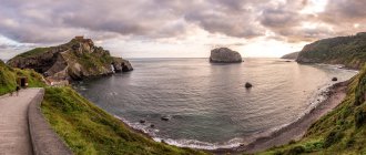 Panoramic view of calm seaside with touristic path on background of cloudy sky — Stock Photo