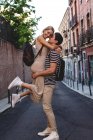 Вид збоку молода весела пара в повсякденному одязі розважається під час побачень на відкритому повітрі — стокове фото