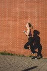 Schöne blonde junge kaukasische Frau joggt im Freien — Stockfoto