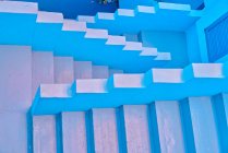 Desde arriba pequeñas escaleras que suben y bajan en color azul - foto de stock