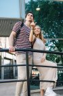 Приваблива молода пара туристів захоплюється видом, стоячи в парку — стокове фото