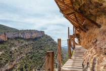 Passo a passo na montanha com madeira em Montfalco, Espanha — Fotografia de Stock