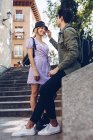 Молодая веселая пара в повседневной одежде развлекается во время городского свидания — стоковое фото