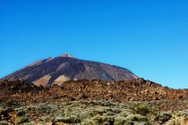 Volcán del Teide y zona salvaje quemada de Tenerife, España, sobre el fondo del cielo azul claro. - foto de stock