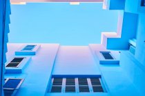 Снизу геометрическая лестница и стены здания синего цвета — стоковое фото