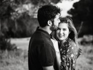 Uomo abbraccio sorridente moglie sullo sfondo della natura — Foto stock