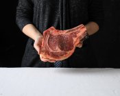Великий шматок свіжого м'яса на кістці — стокове фото