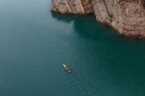 Persone irriconoscibili in kayak in mezzo al fiume — Foto stock